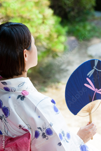 団扇で扇ぐ浴衣の女性 Wall Mural Wallpaper Murals Paylessimages