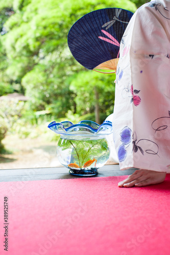 縁側に座る浴衣の女性と金魚鉢 Wall Mural Wallpaper Murals Paylessimages