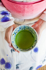抹茶を持つ女性