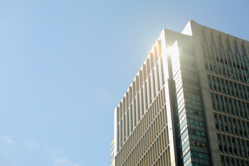 Obraz premium 高層ビルと太陽