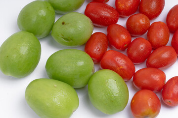 group of green and red cherry tomatoes