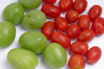 group of green and red cherry tomatoes