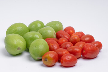 group of green and red cherry tomatoes