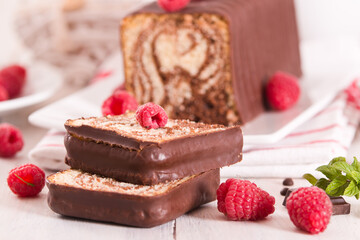 Marble cake with raspberries.