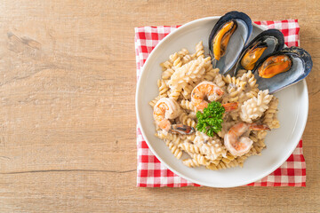 spiral pasta mushroom cream sauce with seafood