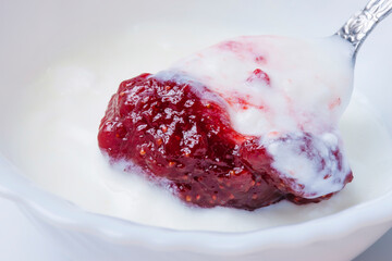 イチゴジャムヨーグルト