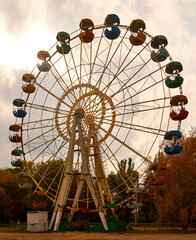 Ferris wheel stands in the autumn park