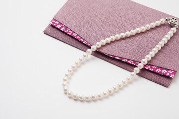 真珠のネックレスと袱紗