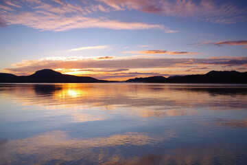 Naklejka premium 夜明けのカルデラ湖の風景。屈斜路湖、北海道、日本。