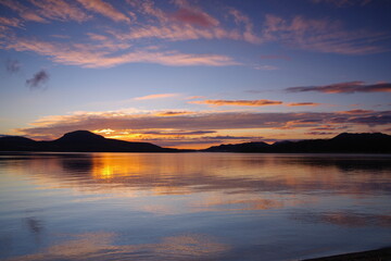 Fototapeta na wymiar 夜明けのカルデラ湖の風景。屈斜路湖、北海道、日本。