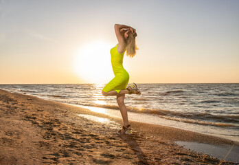 Fototapeta na wymiar girl on the beach at sunset