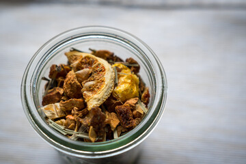 Kräuter für Tee in Glasschale auf weissem Hintergrund