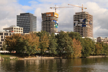 Fototapeta na wymiar Boomtown Berlin 2020; Eine neue Skyline entsteht an der Spree in Friedrichshain