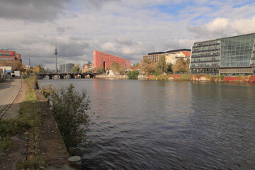 Fototapeta premium Berlin; Spreepanorama vom Viktoriaspeicher