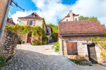 Fototapeta na wymiar medieval street of st cirq lapopie, France