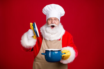 Photo of astonished santa claus open saucepan pot cover x-mas tradition dinner cooking wear chef...