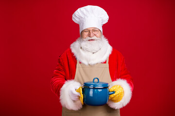 Photo of fairy stylish santa claus hold saucepan x-mas tradition meal wear chef cap red costume...