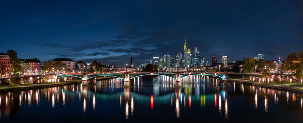 Skyline blaue Stunde