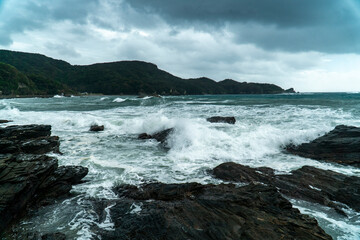 Fototapeta na wymiar 長崎県長崎市　弁天白浜　台風通過後の荒れた海