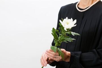 菊の花を持つ女性