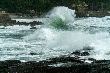 長崎県長崎市　弁天白浜　台風通過後の荒れた海