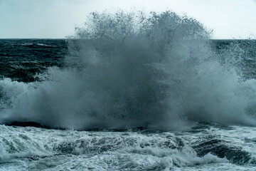 長崎県長崎市　弁天白浜　台風通過後の荒れた海