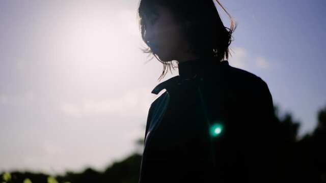 公園を散策する女性