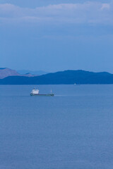 播磨灘に浮かぶ運搬船と家島群島