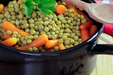 casserole de petits pois et carottes sur table
