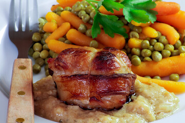 paupiette de volaille et petits pois carottes dans une assiette