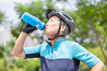 elder biker drink water