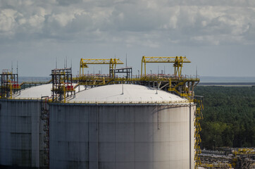LNG TANKS - Natural gas transshipment and storage terminal
