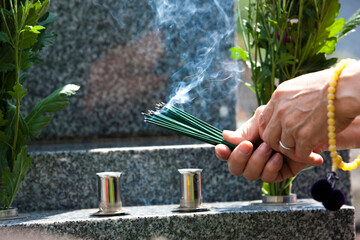 お線香を供える女性