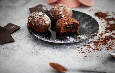 
Chocolate muffins with powdered sugar