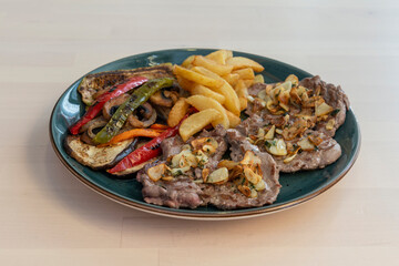 Solomillo de ternera con patatas y verduras