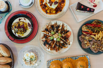 Mesa con platos variados de comida española