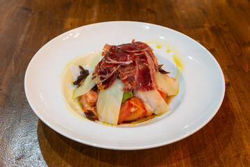 Ensalada con jamón serrano