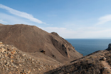 
Baykal ozero prsnaya voda 
flora bereg zapovednik Rossiya Irkutsk park ostrov Ol'khon skaly derev'ya nasypi pesok zaliv laguna kamni gory sopki liniya gorizonta panoramma osen' voda volny puteshestvi