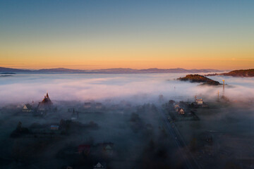 Wschód słońca, mgła. Nowy Sącz, małopolska © Piotr Gaborek 