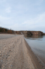 
Baykal ozero prsnaya voda 
flora bereg zapovednik Rossiya Irkutsk park ostrov Ol'khon skaly derev'ya nasypi pesok zaliv laguna kamni gory sopki liniya gorizonta panoramma osen' voda volny puteshestvi