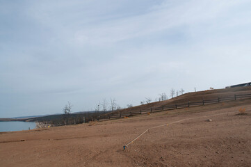 
Baykal ozero prsnaya voda 
flora bereg zapovednik Rossiya Irkutsk park ostrov Ol'khon skaly derev'ya nasypi pesok zaliv laguna kamni gory sopki liniya gorizonta panoramma osen' voda volny puteshestvi
