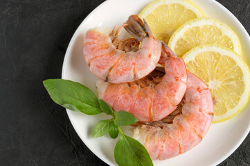 boiled shrimp with lemon