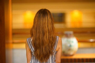 美術品を鑑賞する30歳代の女性の後ろ姿