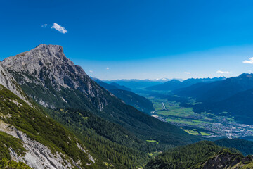 Fototapeta premium Blick auf Hohe Munde und Inntal