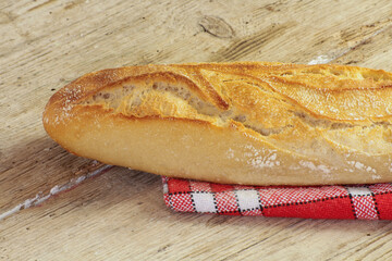 baguette de pain française sur une table en bois