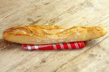 baguette de pain française sur une table en bois