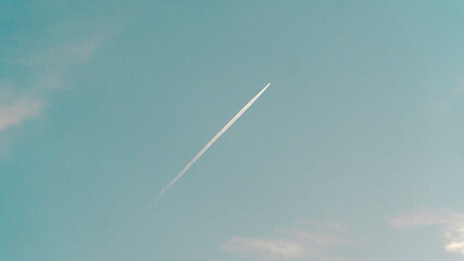 Rastro blanco de avión