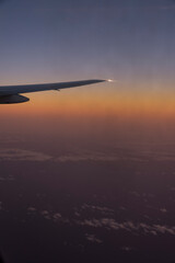 夕焼けの中上昇中のB-777-200主翼