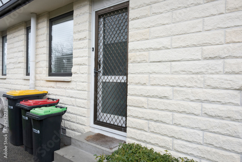 勝手口の外に於いてある色分けされたゴミ箱 Wall Mural Paylessimages