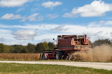 Obraz premium Combine Harvesting Field of Soybeans